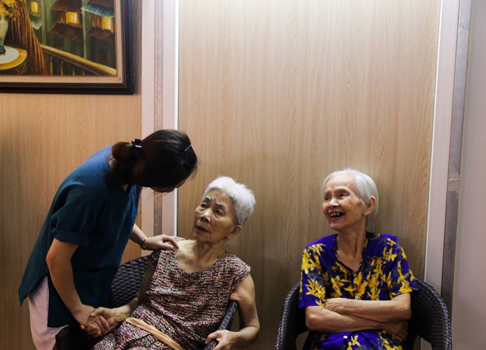 Nhiều cụ chia sẻ cảm thấy rất vui vẻ và thoải mái khi sống ở viện dưỡng lão