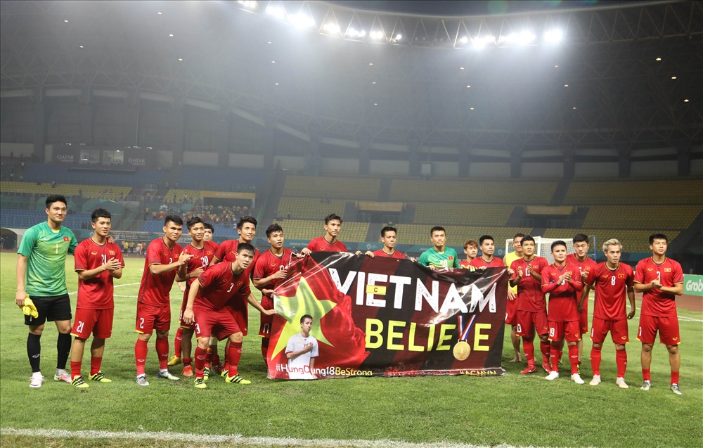 Các cầu thủ U.23 Việt Nam tri ân người hâm mộ nước nhà. Ảnh: Đ.Đ