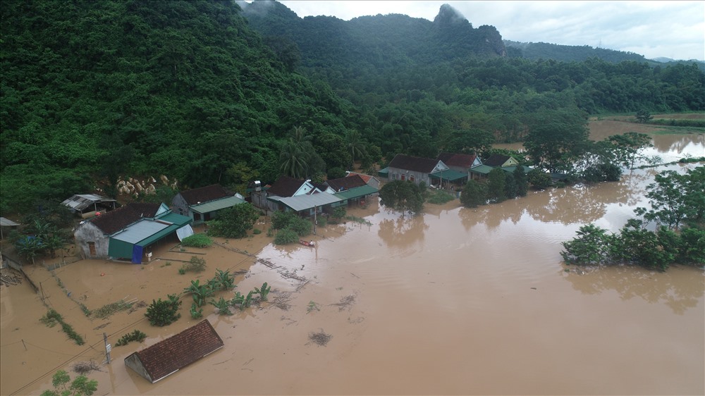 Nhiều nhà dân bị nước lũ nhấn chìm tại huyện Con Cuông