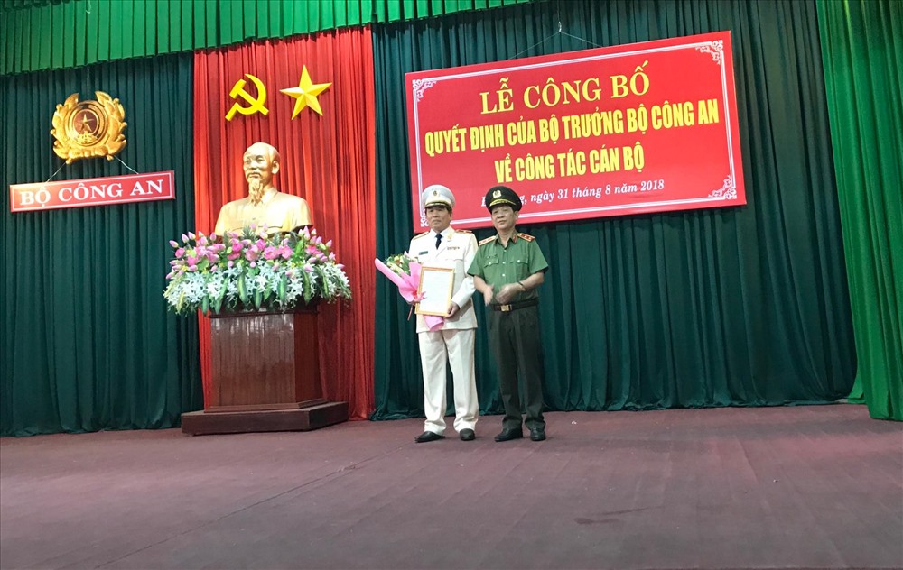 Trung tướng Nguyễn Văn Sơn - Thứ trưởng Bộ Công an trao quyết định bổ nhiệm Giám đốc công an TP Đà Nẵng cho Thiếu tướng Vũ Xuân Viên. (ảnh: V.X) 