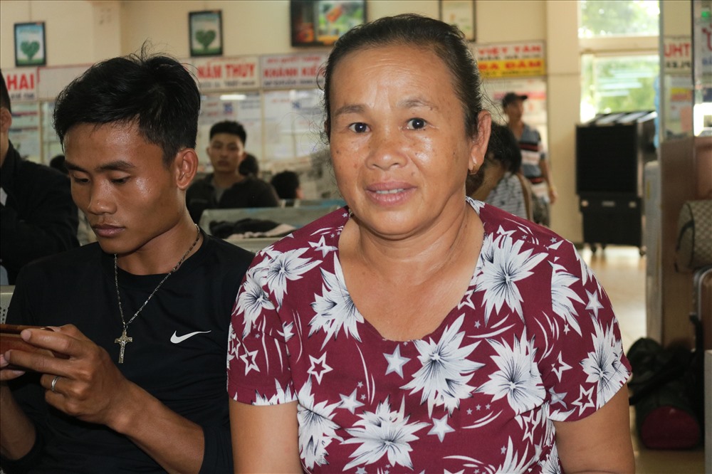 Bà Lê Thị Kim Huệ than phiền giá vé tăng quá cao nhưng vẫn không mua được vé.