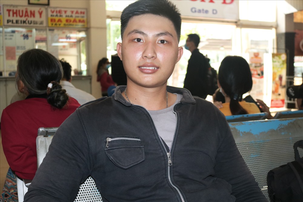 Sinh viên Võ Văn Phú đang “sốt ruột” muốn được về sớm với gia đinh, nhưng buộc phải ngồi đợi vé chờ.