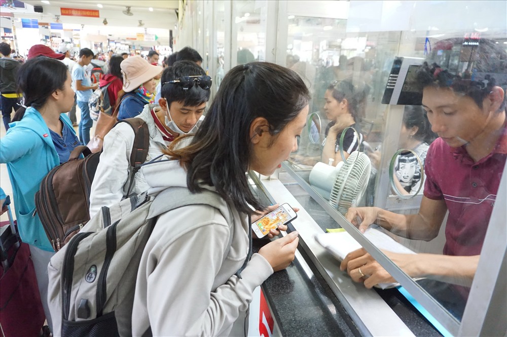 Hành khách tập trung mua vé xe về quê nghỉ lễ 2.9 ở bến xe Miền Đông.
