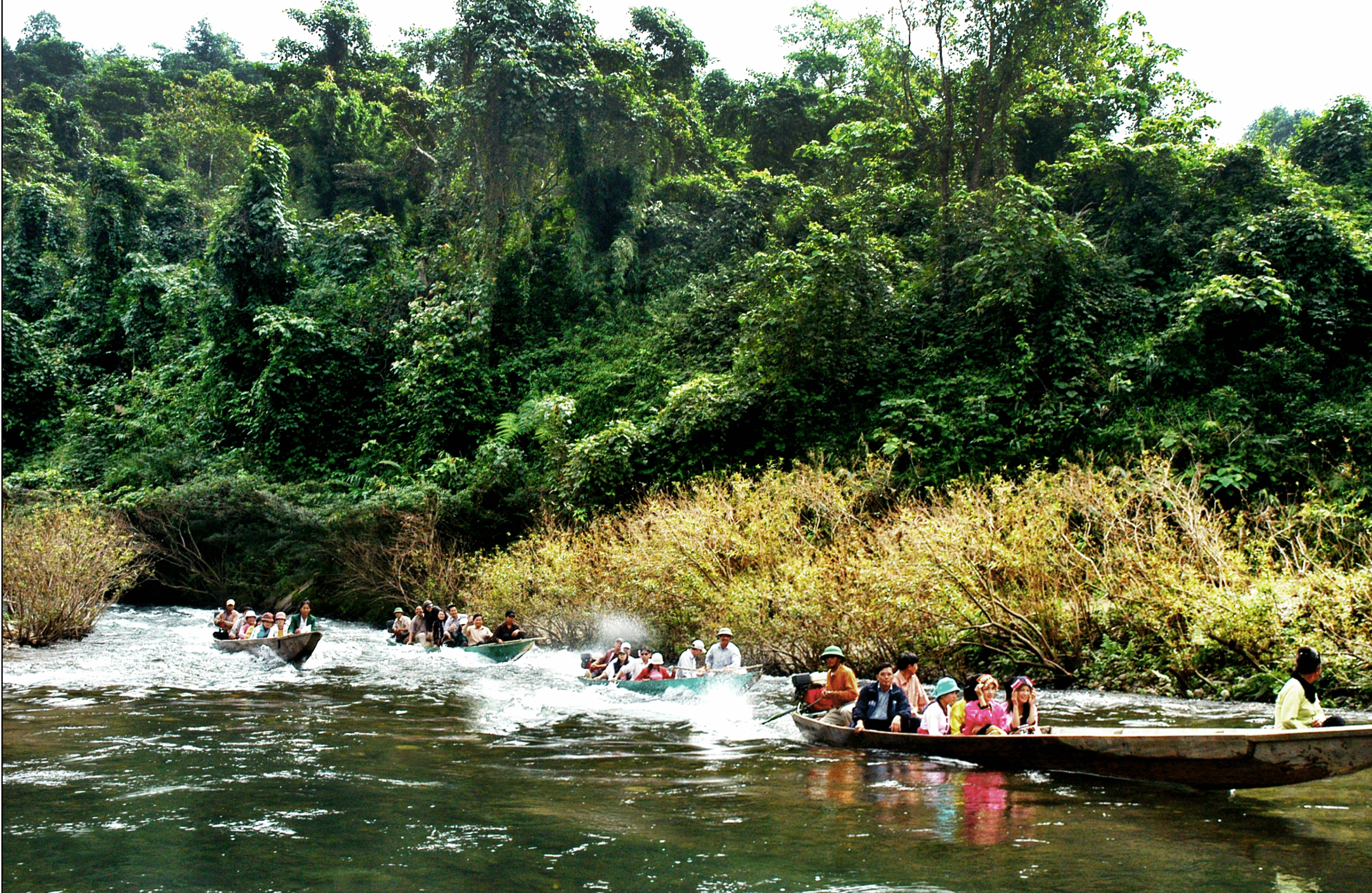 Chèo thuyền trên sông Giăng, Con Cuông. Ảnh: PVH