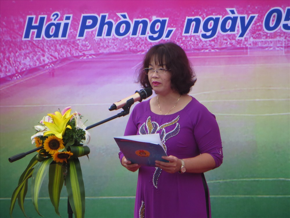 Bà Phạm Thị Hằng, Chủ tịch Công đoàn KKT Hải Phòng phát biểu khai mạc. Ảnh: TN