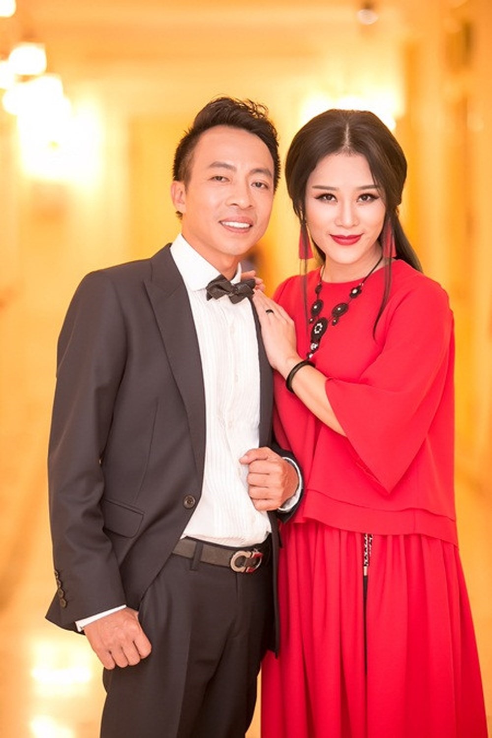 Vợ chồng ca sĩ Hoa Trần - Việt Hoàn.
