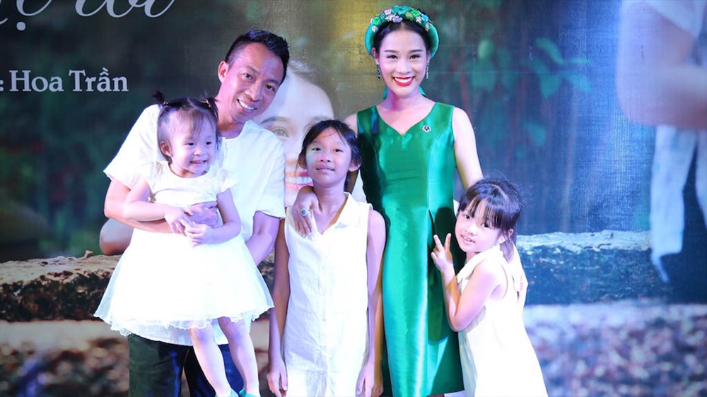 Gia đình hạnh phúc của Việt Hoàn - Hoa Trần.