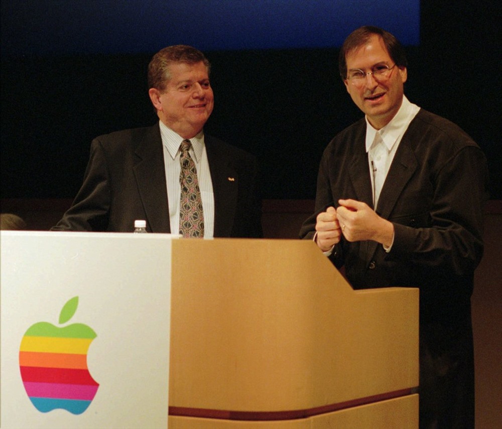 Năm 1996 khi công ty đứng trước nguy cơ phá sản. Thời điểm đó, CEO Michael Spindler của Apple đã có cuộc gặp mặt với CEO Jack Welch của tập đoàn General Electric (GE) nhằm thuyết phục Welch chấp nhận mua lại Apple với mức giá 2 tỉ USD.