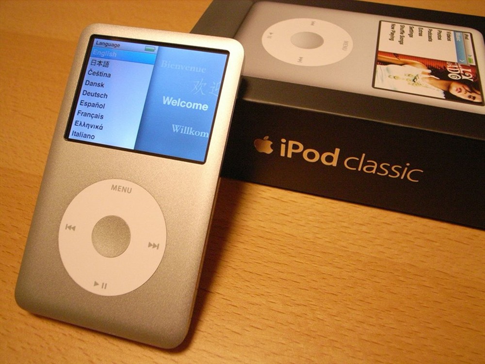 Tháng 10.2001, Steve Jobs giới thiệu chiếc iPod đầu tiên.  Sau khi ra mắt máy nghe nhạc iPod, giá trị thị trường Apple tăng từng bước, từ 5 tỉ USD lên khoảng 180 tỉ USD vào năm 2007.