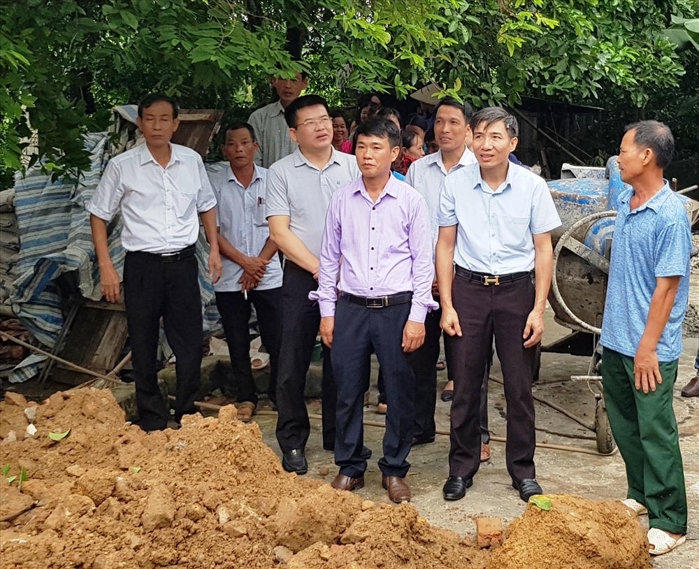 Đại diện lãnh đạo LĐLĐ tỉnh Ninh Bình và các nhà hảo tâm dự lễ khởi công và trao tiền hỗ trợ cho gia đình chị Lã Thị Sinh. Ảnh: NT