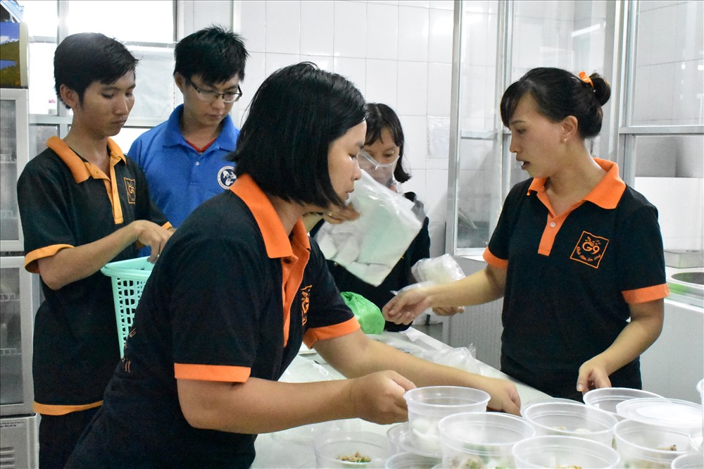 Các tình nguyện viên đang chuẩn bị hơn 500 suất ăn dành tặng cho các bệnh nhi có hoàn cảnh khó khăn