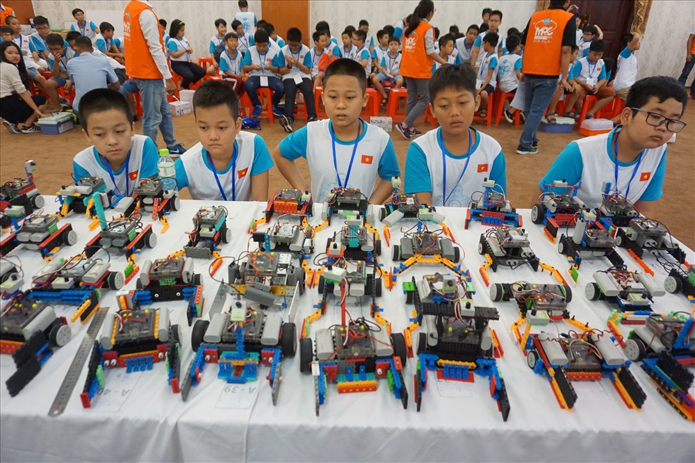 Hàng chục robot của các em học sinh chờ tới lợt thi đấu.
