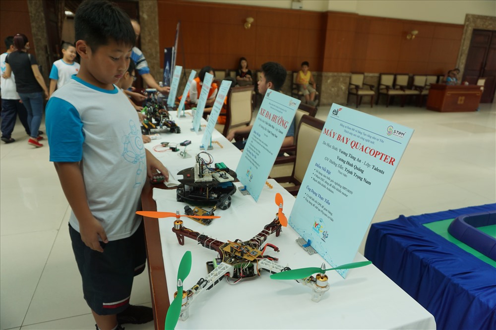 Một chiếc flycam do học sinh chế tạo.