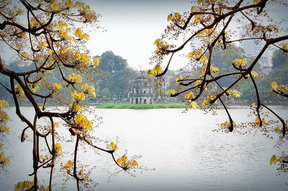 Hồ Hoàn Kiếm - hình ảnh đẹp của Hà Nội gắn với những sự tích hấp dẫn. Ảnh: Internet