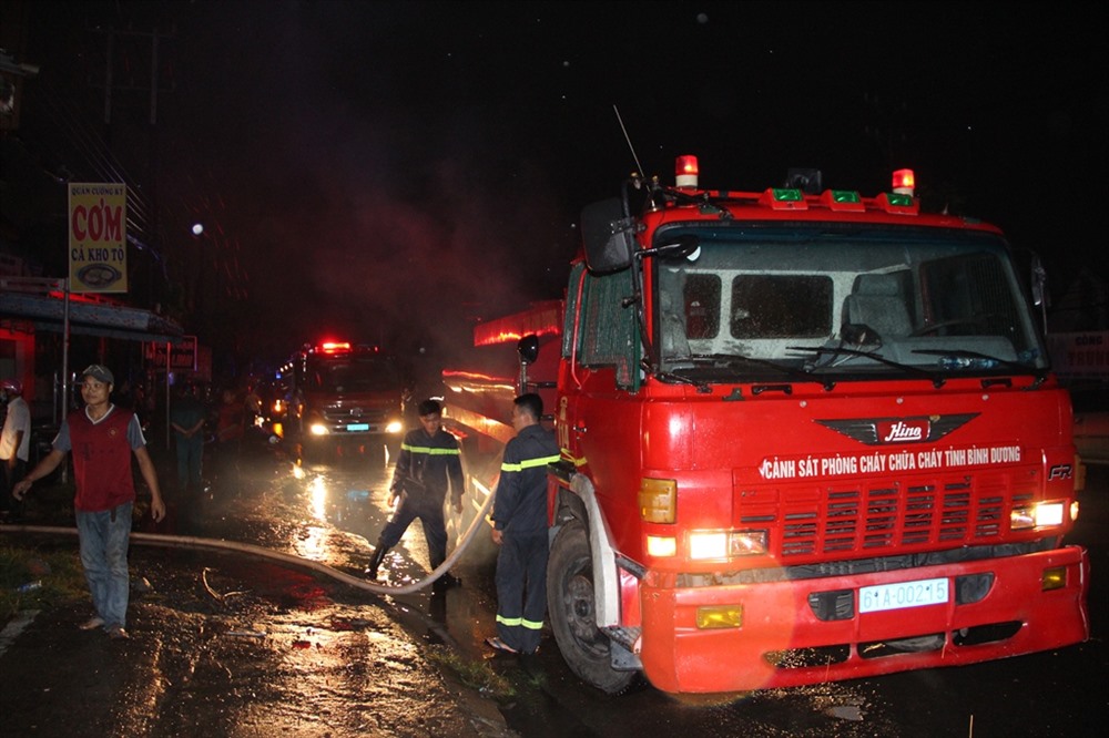 Lực lượng chữa cháy đã huy động khoảng 15 xe chữa cháy dập lửa.