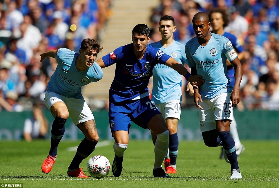 Morata (áo xanh lam) thi đấu mờ nhạt trên hàng công Chelsea ở trận này. Ảnh: Reuters.