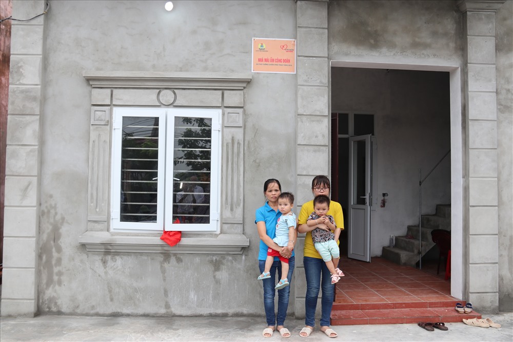 Bốn mẹ con chị Thảo về ngôi nhà mới 