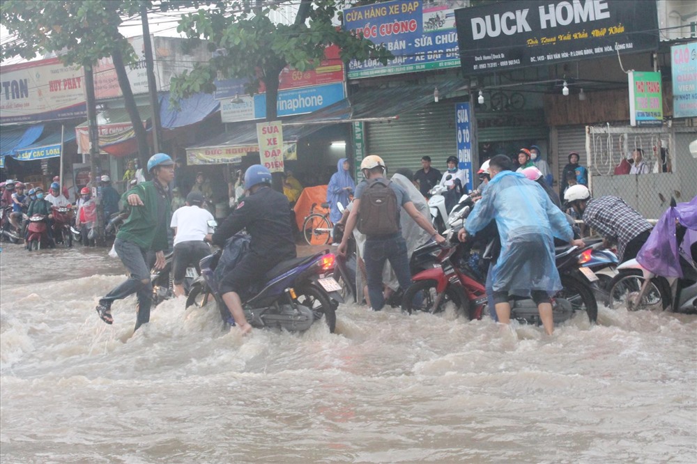 Nhiều đoạn mưa ngập làm người dân di chuyển khó khăn, gây ùn tắc