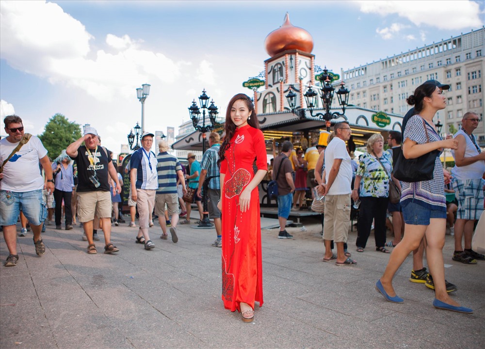 Mai Diệu Ly cảm thấy vô cùng hãnh diện khi diện áo dài Việt Nam ở Đức.