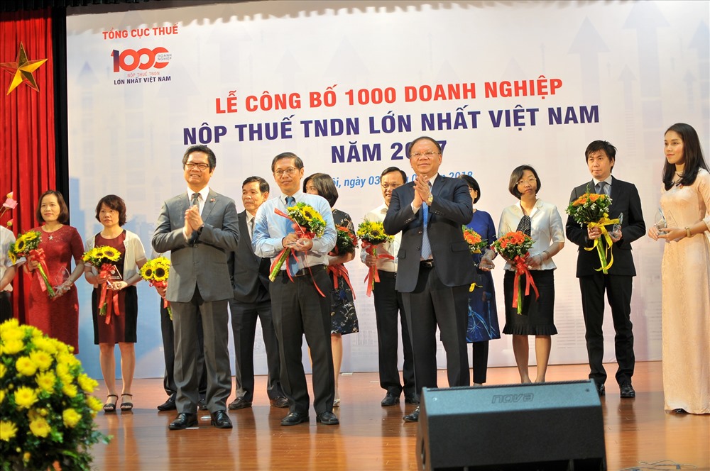 Đại diện MobiFone - Ông Nguyễn Đình Chiến, thành viên HĐTV - nhận kỷ niệm chương doanh nghiệp nộp thuế TNDN lớn nhất Việt Nam 2017