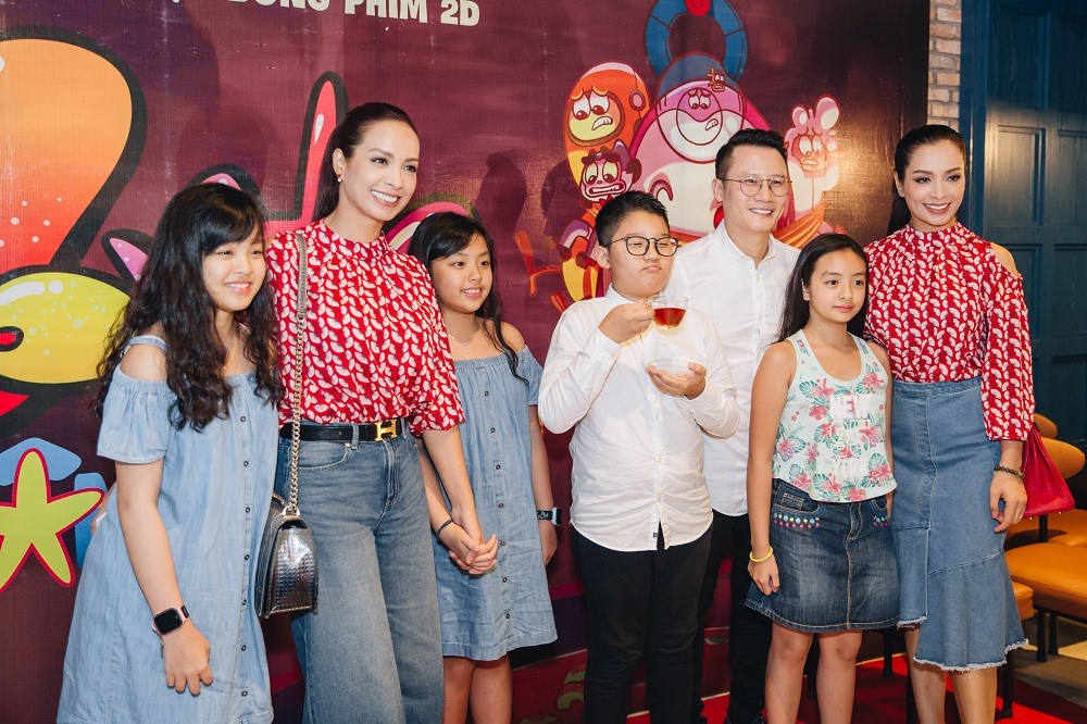 Gia đình nghệ sĩ Hoàng Bách và người mẫu Thúy Hằng – Thúy Hạnh đưa các con tới tham dự lễ công chiếu.