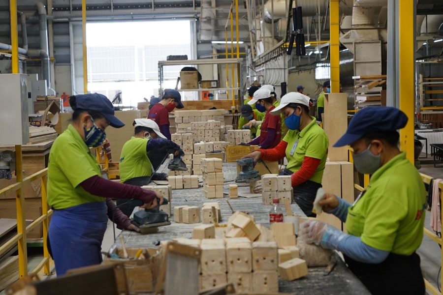 Một cơ sở sản xuất đồ gỗ xuất khẩu tại TPHCM. Ảnh: H.Q