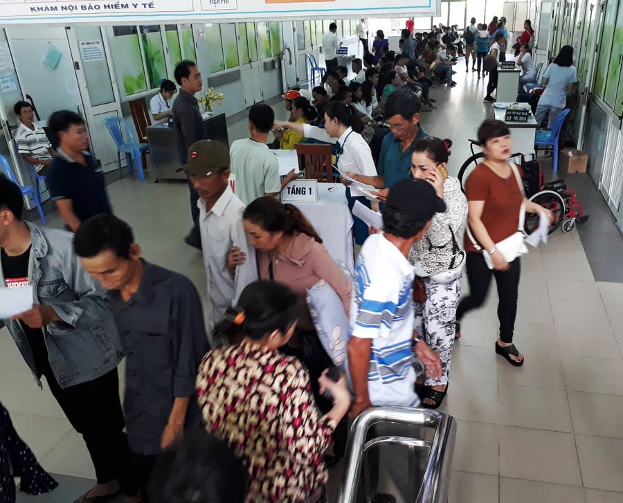 Những hành lang bệnh viện Đà Nẵng đông đúc, dù là khám dịch vụ hay bệnh nhân phải nằm chờ nhiều ngày để điều trị. Ảnh: HV
