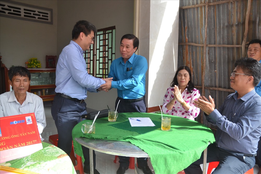 Thay mặt tổ chức CĐ Kiên Giang, ông Trần Thanh Việt cám ơn đại diện nhà tài trợ Cty SWPOC. Ảnh: Lục Tùng.