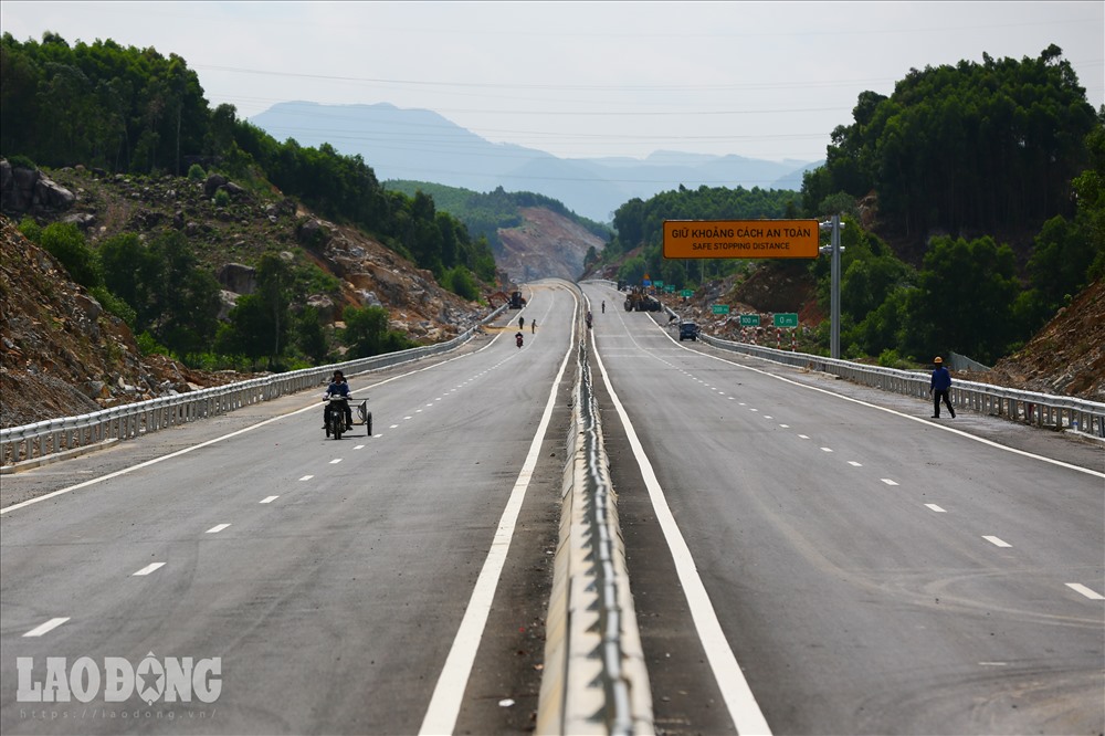 Dự án cao tốc Đà Nẵng - Quảng Ngãi có tổng chiều dài toàn tuyến 139,52km, trong đó tuyến cao tốc có chiều dài 131,5km, đoạn nối tuyến cao tốc với Quốc lộ 1A có chiều dài 8,02km, được chia làm 13 gói thầu xây lắp chính do Tổng Công ty đầu tư phát triển đường cao tốc Việt Nam làm chủ đầu tư.