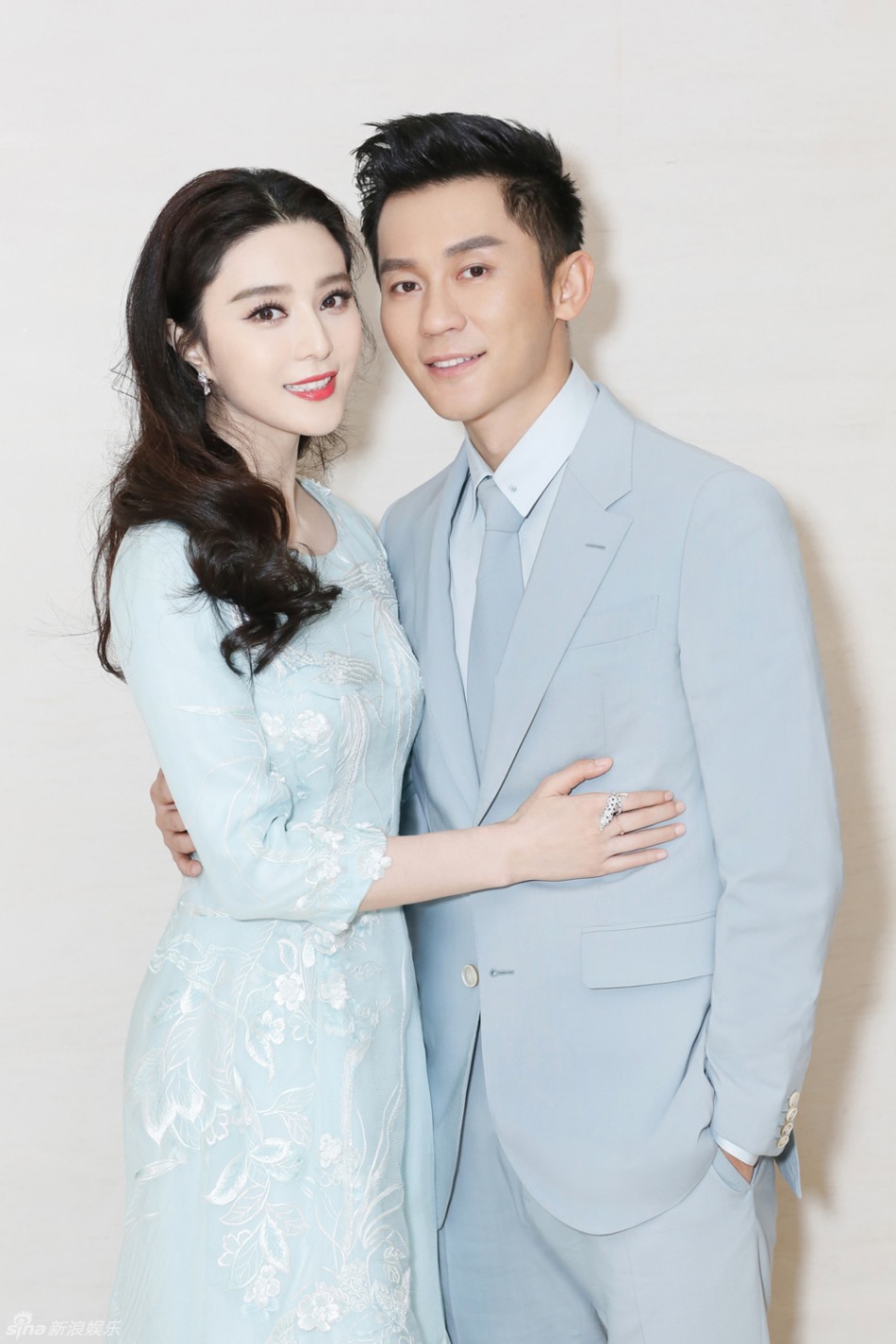 Nữ diễn viên và hôn phu Lý Thần buộc phải rời ngày cưới dự kiến tháng 8 sang vô thời hạn. 