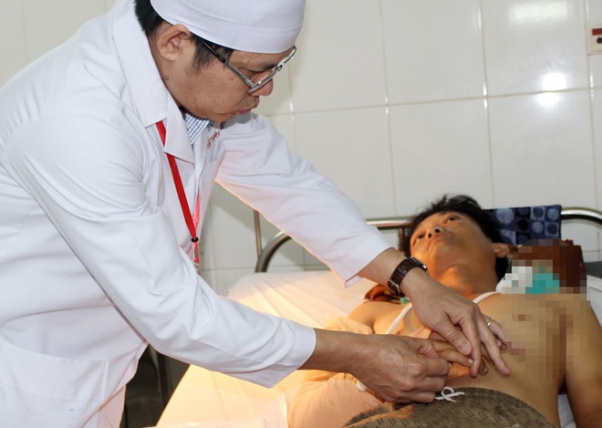 Hiện sức khỏe của bệnh nhân Võ Hoài Nhân đang dần hồi phục và được bác sỹ chăm sóc tận tình.