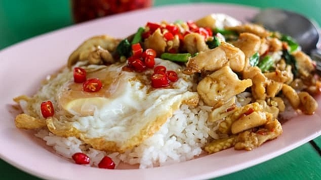 Pad Ga Pow Moo Kai Dow bao gồm thịt gà, thịt lợn.