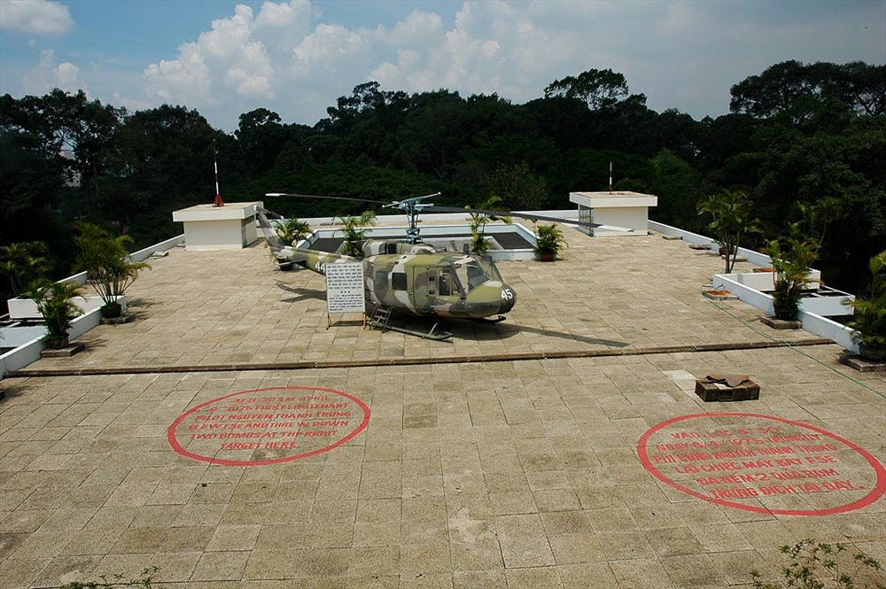 Sân bay trực thăng trong dinh Độc Lập và chiếc UH-1 còn lại của Tổng thống Nguyễn Văn Thiệu. Ảnh: T.L