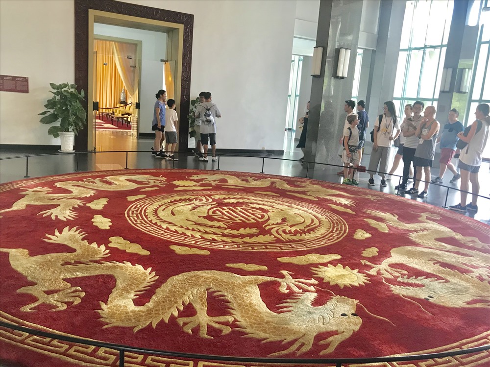 Thảm hình lưỡng long ở tiền sảnh tầng 2, sản xuất tại Hồng Kông năm 1973. Ảnh: H.V.M