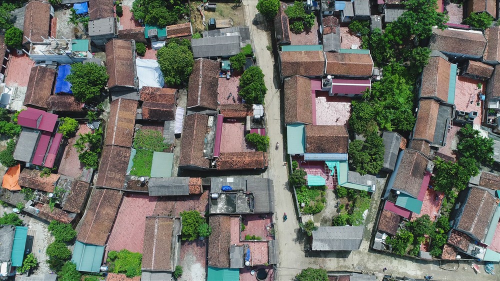 Về cơ bản nước đã rút, nhưng nhiều nhà trong xã Nam Phương Tiến vẫn ngập trong nước.