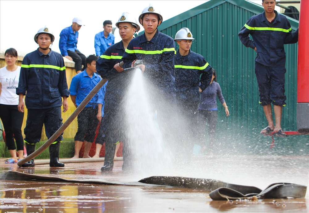 Cảnh sát phòng cháy, chữa cháy được huy động đến phun nước, rửa sạch khuôn viên trụ sở UBND xã Nam Phương Tiến và một số tuyến đường trên địa bàn xã.