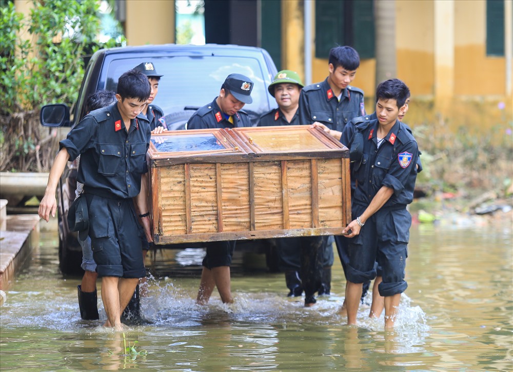 Các chiến sĩ cảnh sát cơ động giúp nhà trường di chuyển đồ đạc về vị trí cũ.