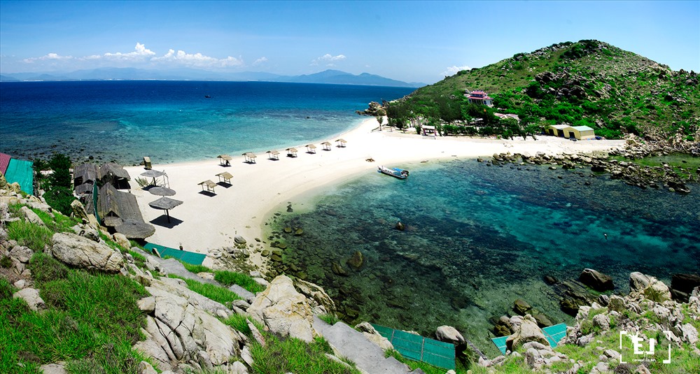 Nơi đây có nhiều bãi tắm làm say đắm lòng người. Ảnh: Viet Tourist