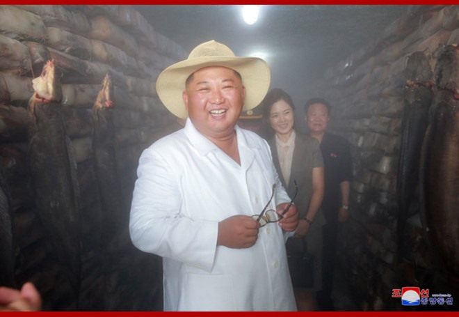 Trước đó, ông Kim Jong-un mặc áo khoác dài tay. Ảnh: KCNA