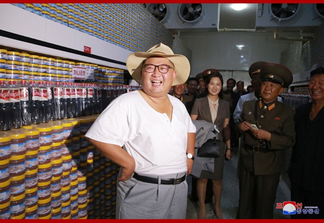 Ông Kim Jong-un trong trang phục thoải mái đến thăm nhà máy sản xuất cá muối. Ảnh: KCNA
