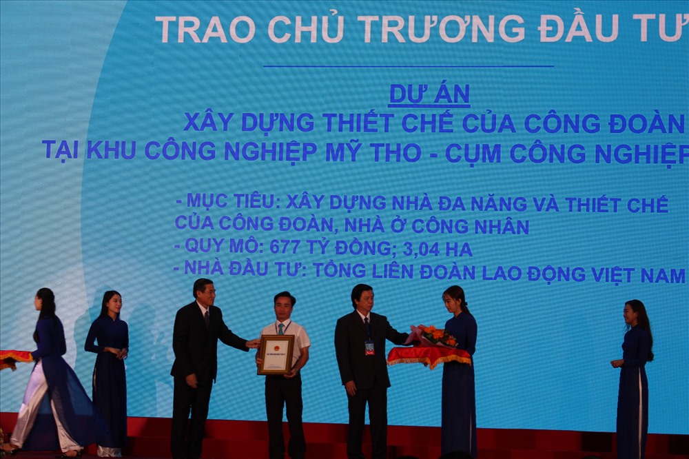 Dự án đầu tư Thiết chế Công đoàn tại khu công nghiệp tỉnh Tiền Giang được tráo Giấy phép đầu tư đầu tiên tại hội nghị.