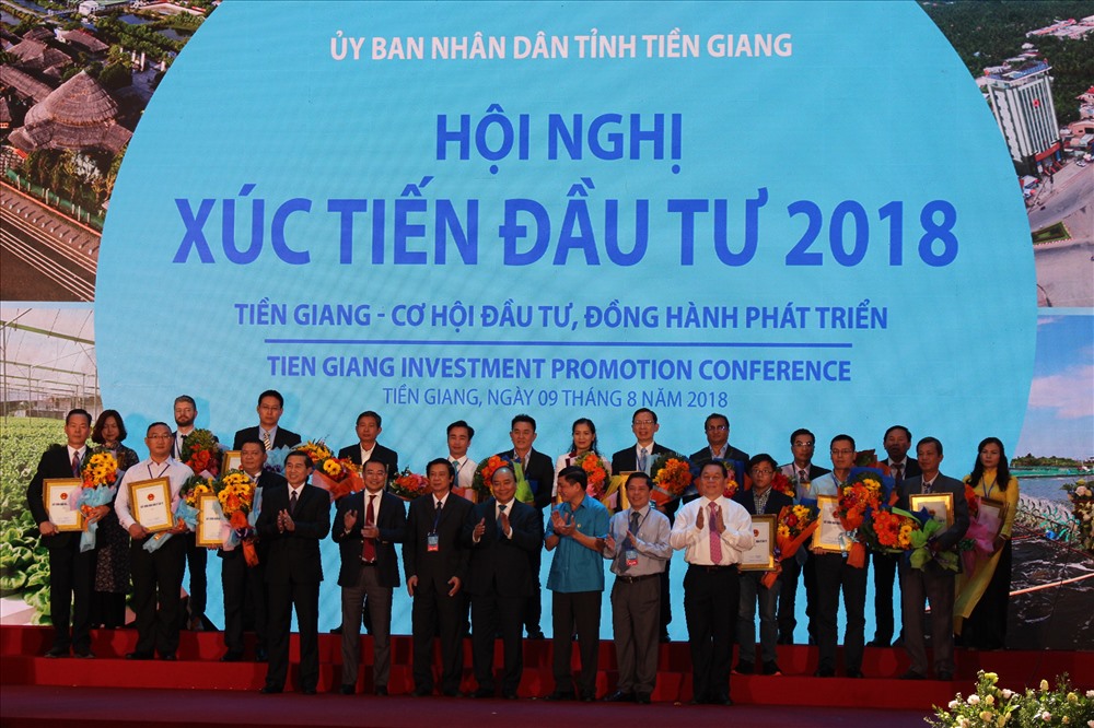 Thủ tướng Nguyễn Xuân Phúc, Chủ tịch Tổng LĐLĐVN Bùi Văn Cường và các nhà lãnh đạo trung ương, địa phương Tiền Giang chụp hình lưu niệm với các nhà đầu tư.