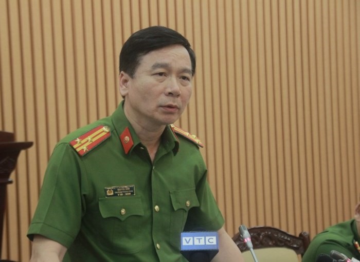 Thượng tá Nguyễn Bình, Trưởng phòng PC45 Hà Nội, cung cấp thông tin tại buổi họp báo. Ảnh: TUYẾN PHAN
