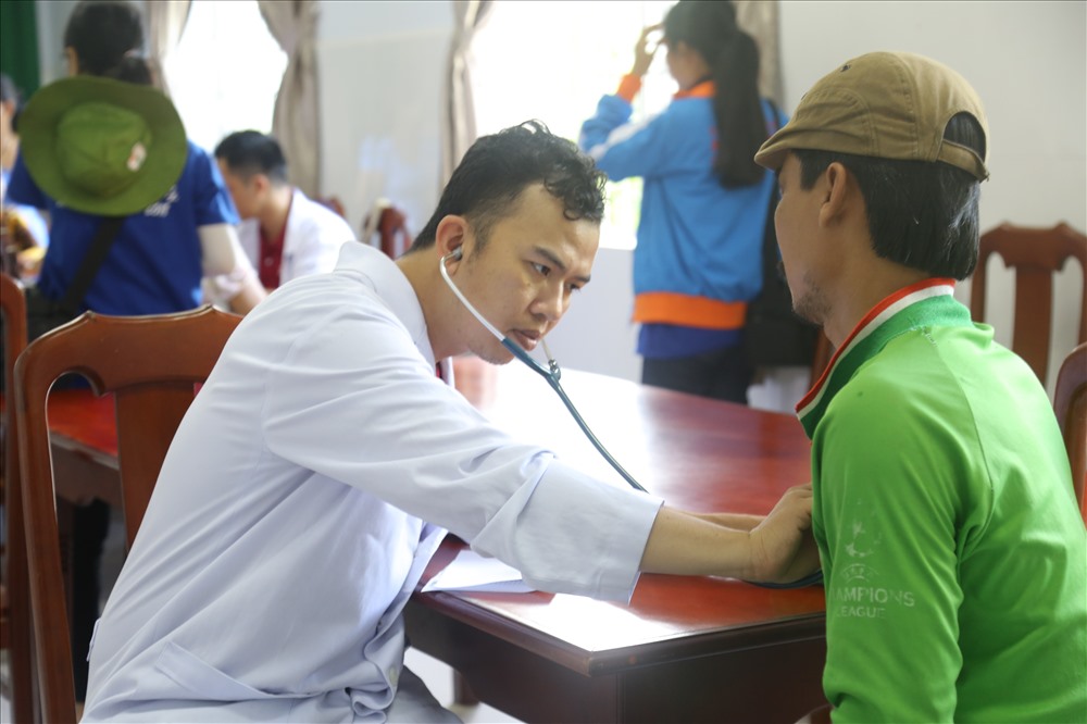Chiến dịch Kỳ nghỉ hồng  của  Đoàn bệnh viện Chợ Rẫy  đã tiến hành khám chữa bệnh, cấp phát thuốc miễn phí cho hơn 500 người dân