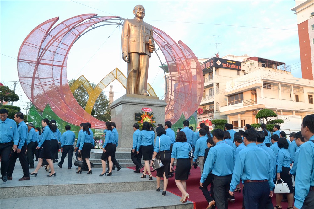 Cán bộ Công đoàn An Giang dâng hoa tượng đài Bác Tôn tại TP Long Xuyên. Ảnh: Lục Tùng