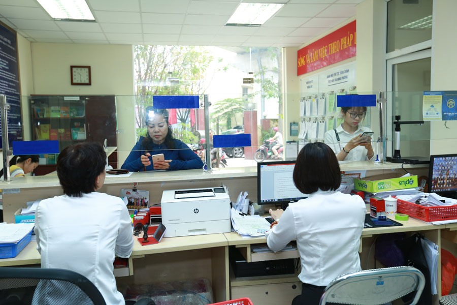 Công chức bộ phận một cửa giải quyết thủ tục hành chính tại một phường ở Hà Nội (Ảnh có tính minh họa). Ảnh: HẢI NGUYỄN