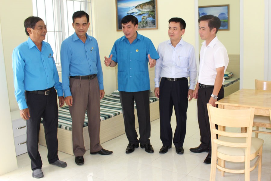 Chủ tịch Tổng LĐLĐVN Bùi Văn Cường (giữa ảnh) tham quan căn hộ mẫu của dự án thiết chế công đoàn. Ảnh: PV