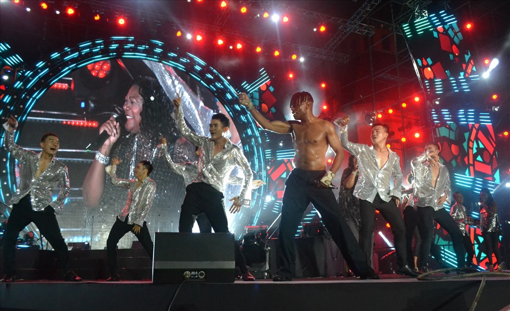 Nam ca sĩ duy nhất của Boney M cùng các vũ công có màn trình diễn sôi động. Ảnh: Châu Tường