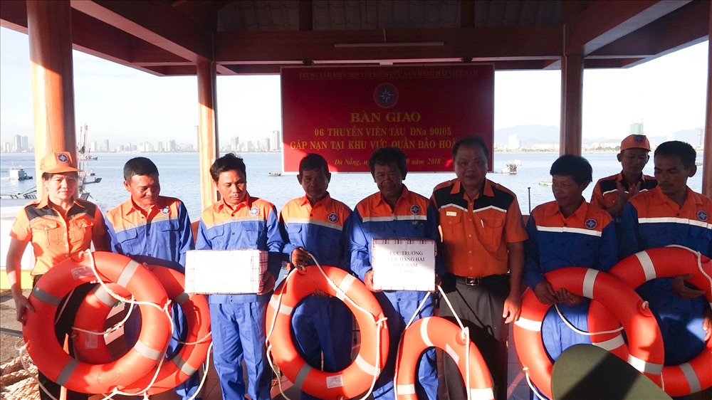 Đại diện Trung tâm phối hợp tìm kiếm cứu nạn hàng hải Việt Nam tặng quà cho các ngư dân bị nạn. (ảnh: Trung tâm cung cấp)