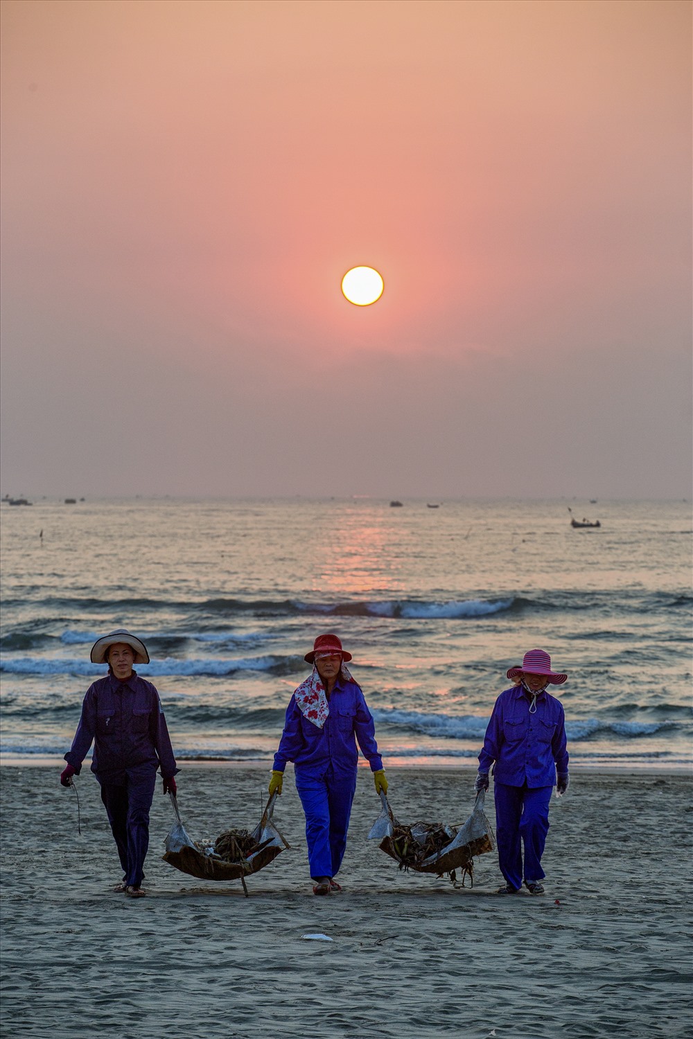 Làm sạch cho biển- Ảnh: Khang Huy